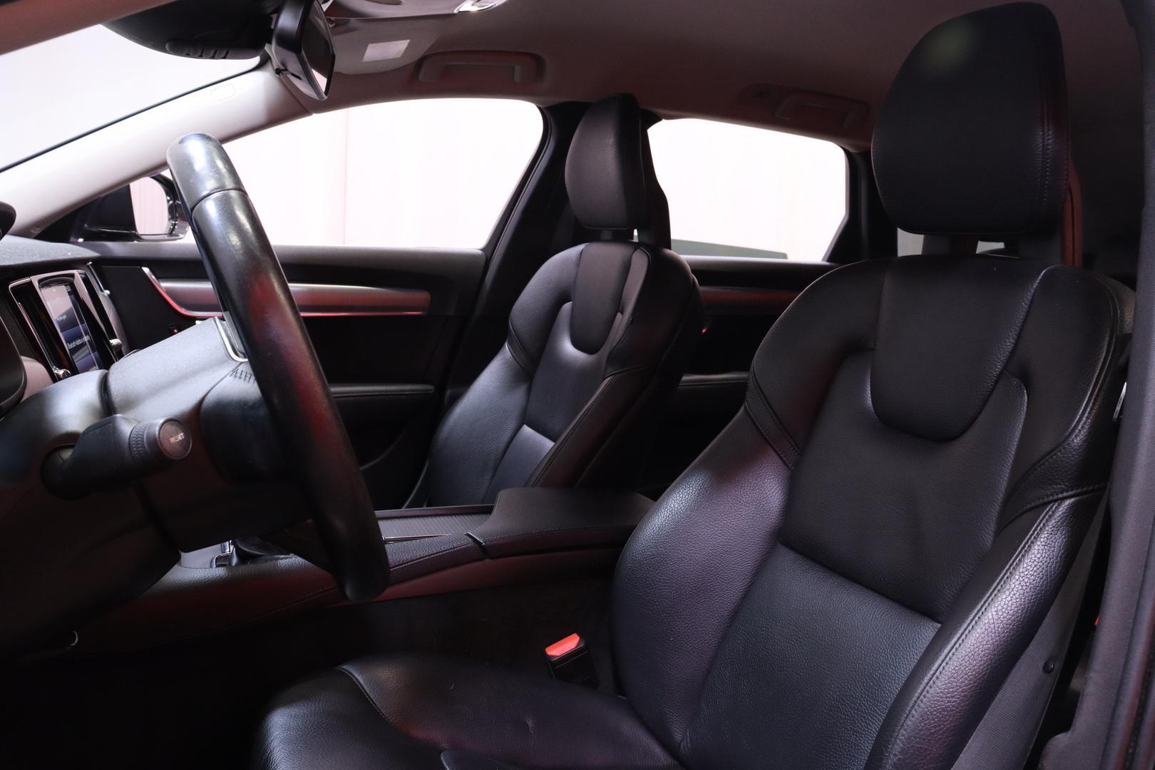 Volvo - V90 - D4 Momentum // Suomi-auto / Webasto / Jakohihna vaihdettu / Vetokoukku / ACC / Lämmitettävä tuulilasi / Muistipenkki - Farmari