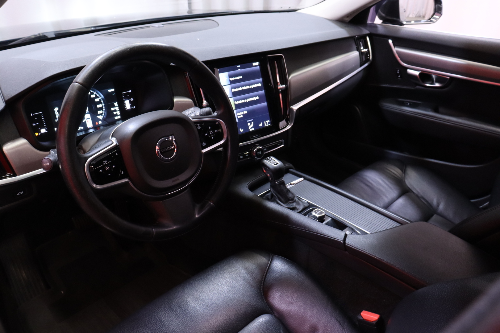 Volvo - V90 - D4 Momentum // Suomi-auto / Webasto / Jakohihna vaihdettu / Vetokoukku / ACC / Lämmitettävä tuulilasi / Muistipenkki - Farmari