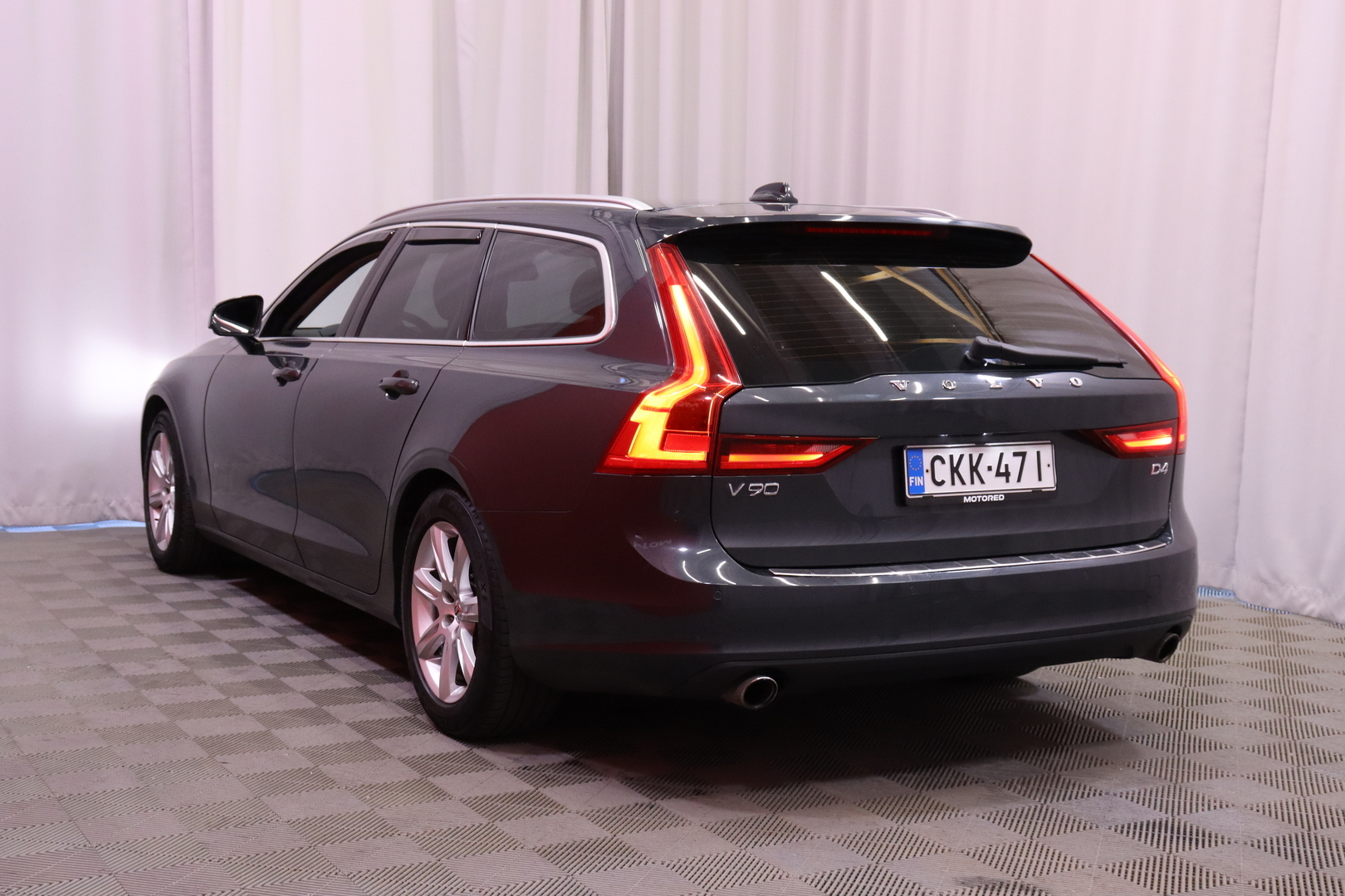 Volvo - V90 - D4 Momentum // Suomi-auto / Webasto / Jakohihna vaihdettu / Vetokoukku / ACC / Lämmitettävä tuulilasi / Muistipenkki - Farmari