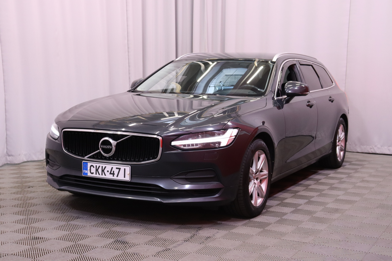 Volvo - V90 - D4 Momentum // Suomi-auto / Webasto / Jakohihna vaihdettu / Vetokoukku / ACC / Lämmitettävä tuulilasi / Muistipenkki - Farmari
