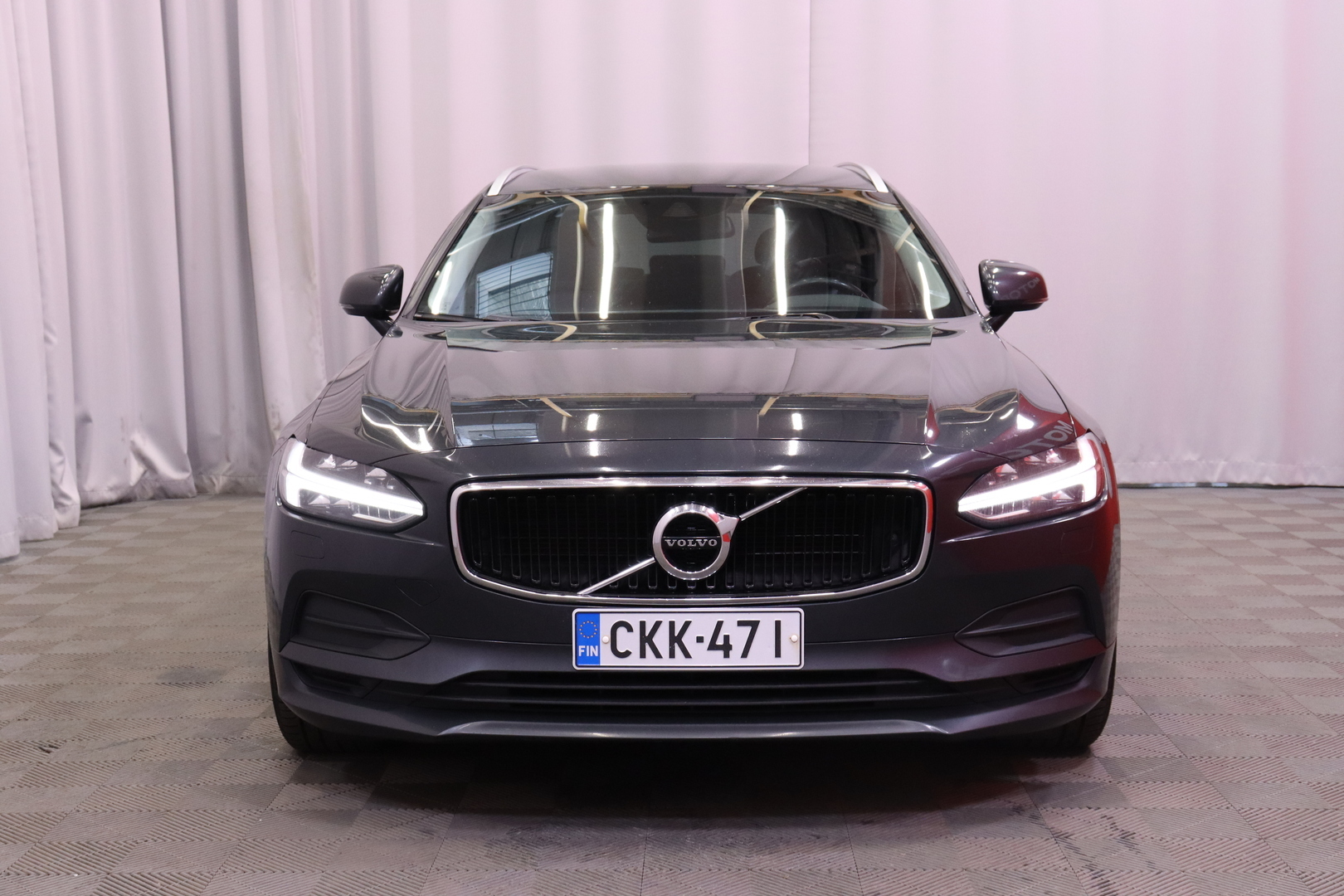 Volvo - V90 - D4 Momentum // Suomi-auto / Webasto / Jakohihna vaihdettu / Vetokoukku / ACC / Lämmitettävä tuulilasi / Muistipenkki - Farmari