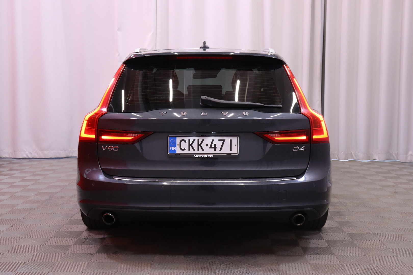 Volvo - V90 - D4 Momentum // Suomi-auto / Webasto / Jakohihna vaihdettu / Vetokoukku / ACC / Lämmitettävä tuulilasi / Muistipenkki - Farmari