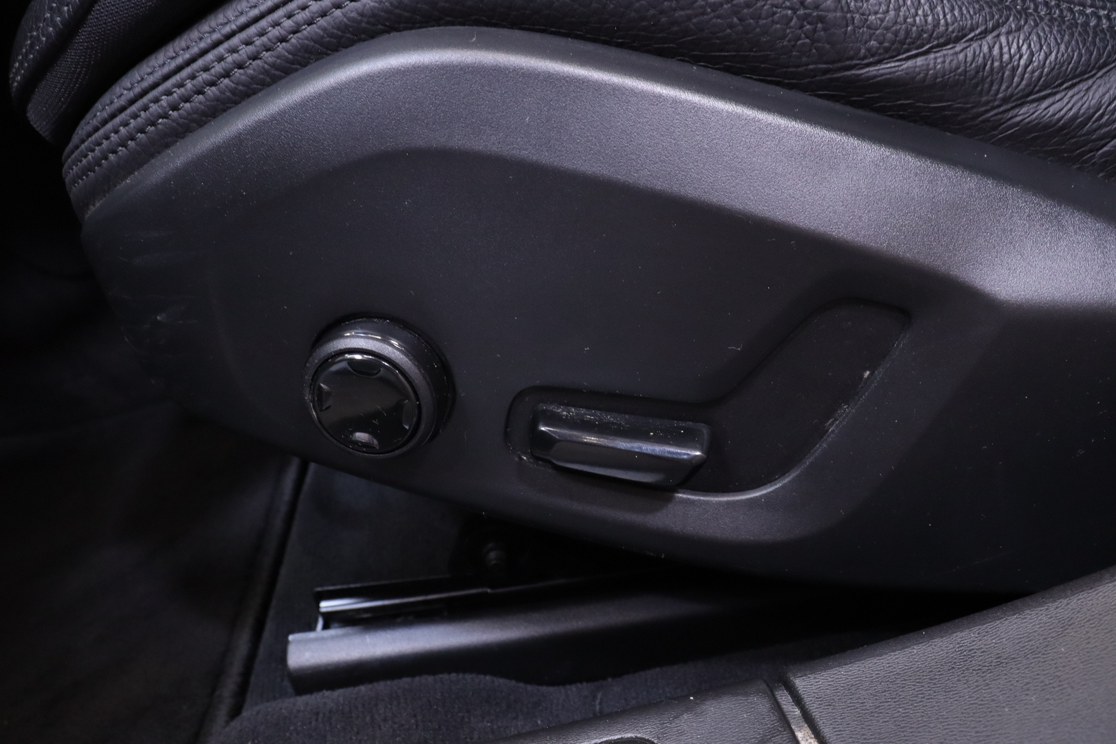 Volvo - V90 - T8 AWD Momentum aut - Farmari
