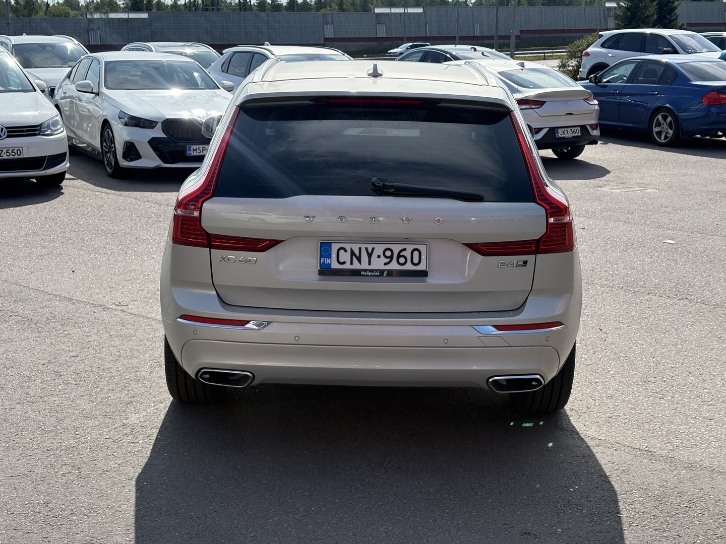 Volvo - XC60 - B4 AWD MHEV Business Inscription aut // Suomi-auto / Webasto / Kamera / Koukku / ACC / Merkkihuollot & Jakopää tehty // - Maastoauto