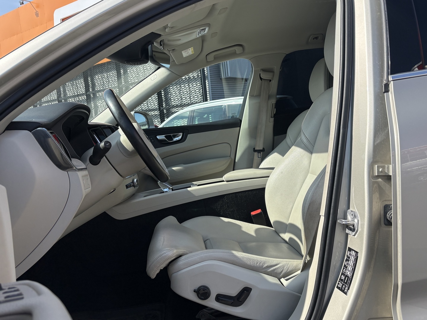 Volvo - XC60 - B4 AWD MHEV Business Inscription aut // Suomi-auto / Webasto / Kamera / Koukku / ACC / Merkkihuollot & Jakopää tehty // - Maastoauto