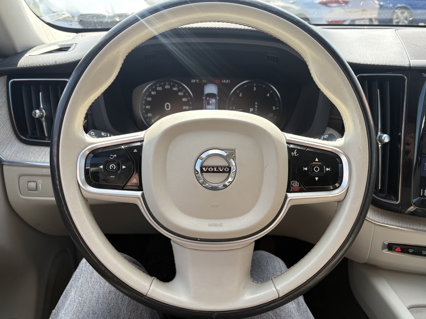 Volvo - XC60 - B4 AWD MHEV Business Inscription aut // Suomi-auto / Webasto / Kamera / Koukku / ACC / Merkkihuollot & Jakopää tehty // - Maastoauto