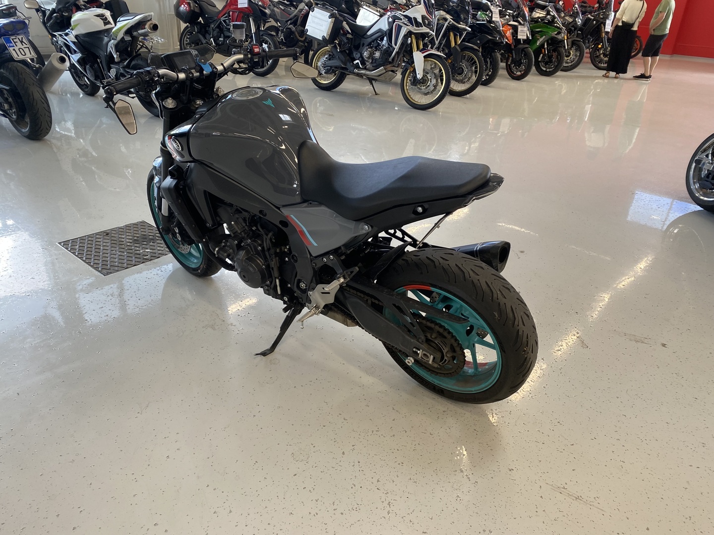 Yamaha - MT-09 - // Juuri saapunut! / Suomi-pyörä / Shifter / Akrapovic / TCS / Ajomodet // - Moottoripyörä