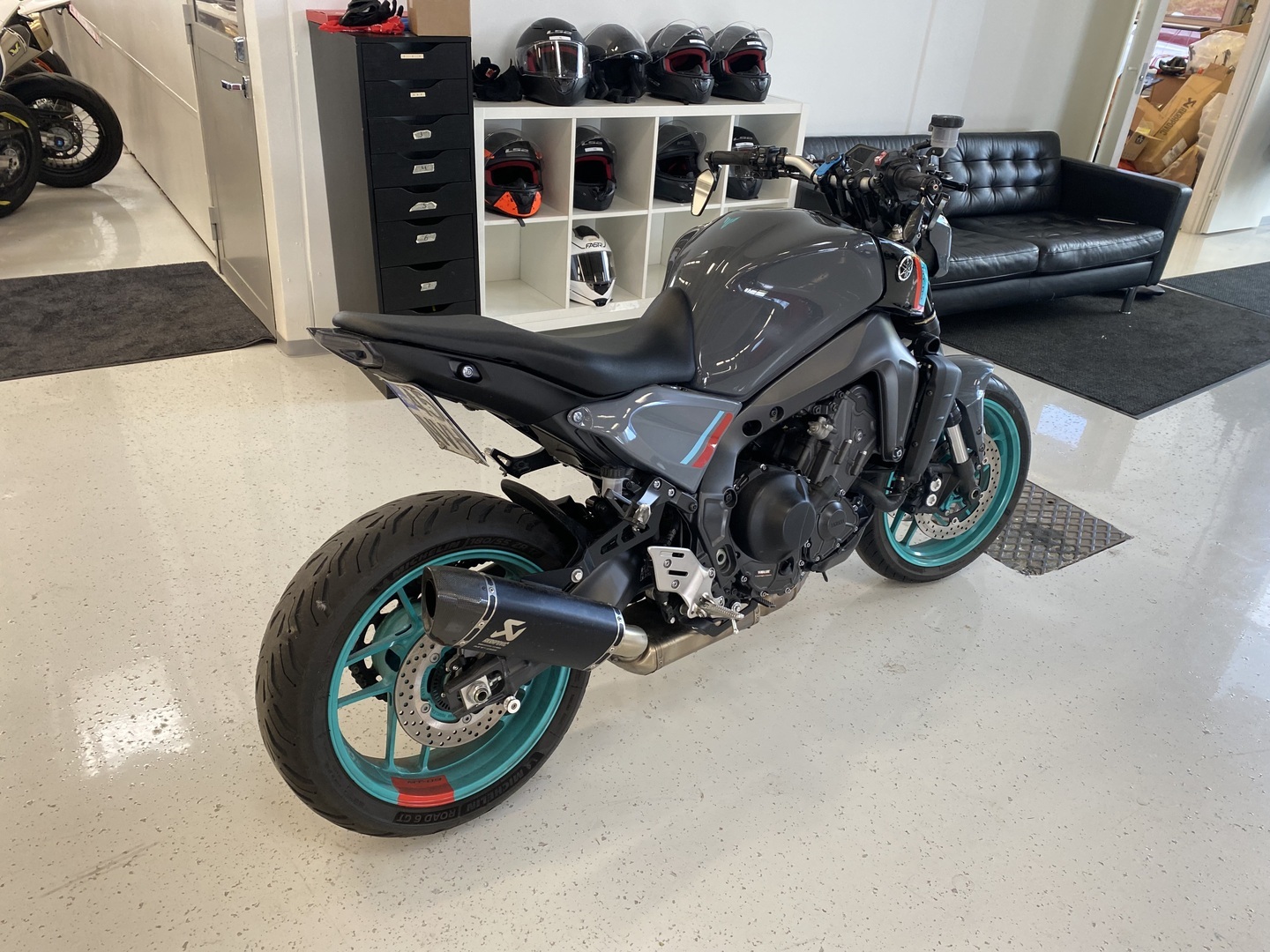 Yamaha - MT-09 - // Juuri saapunut! / Suomi-pyörä / Shifter / Akrapovic / TCS / Ajomodet // - Moottoripyörä