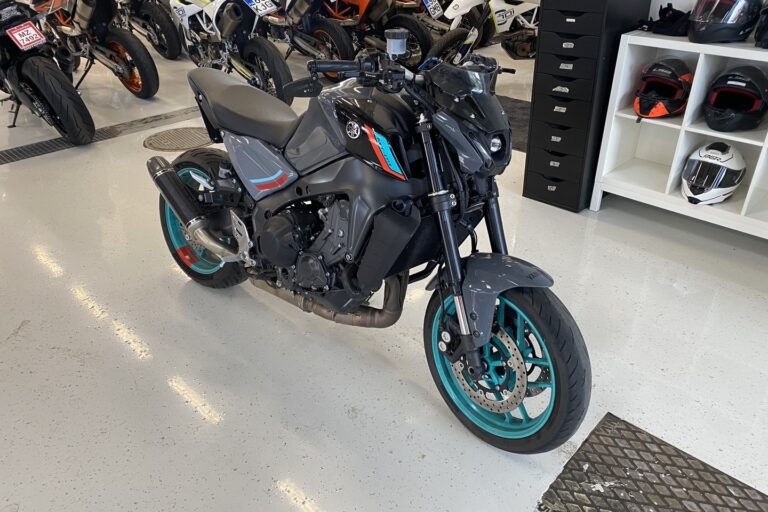Yamaha - MT-09 - // Juuri saapunut! / Suomi-pyörä / Shifter / Akrapovic / TCS / Ajomodet // - Moottoripyörä