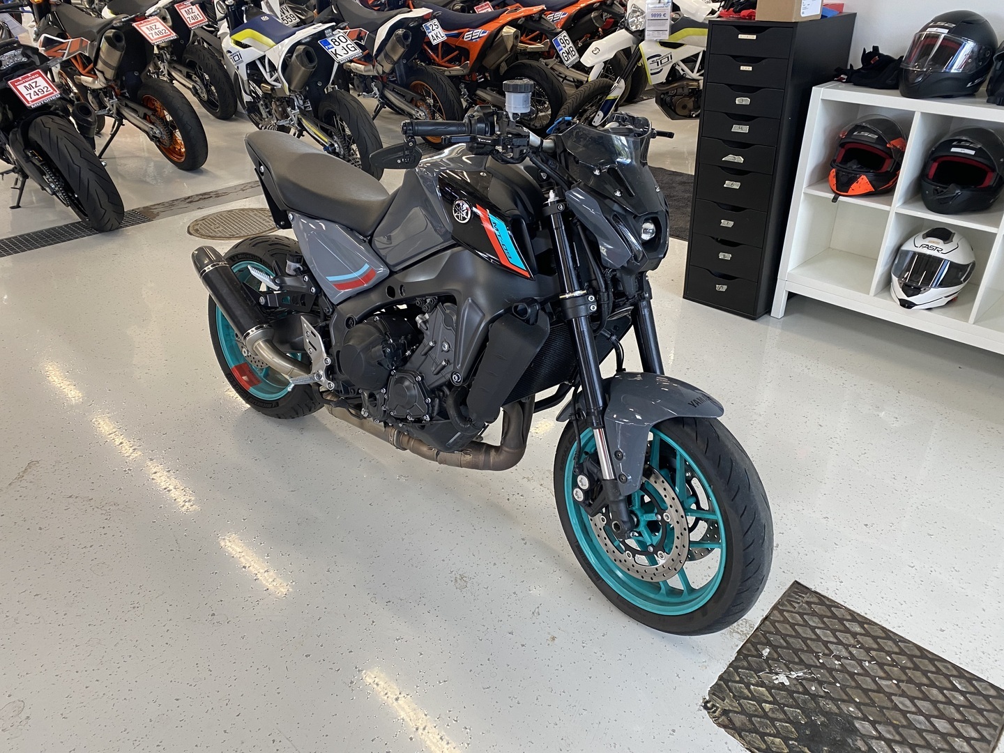 Yamaha - MT-09 - // Juuri saapunut! / Suomi-pyörä / Shifter / Akrapovic / TCS / Ajomodet // - Moottoripyörä
