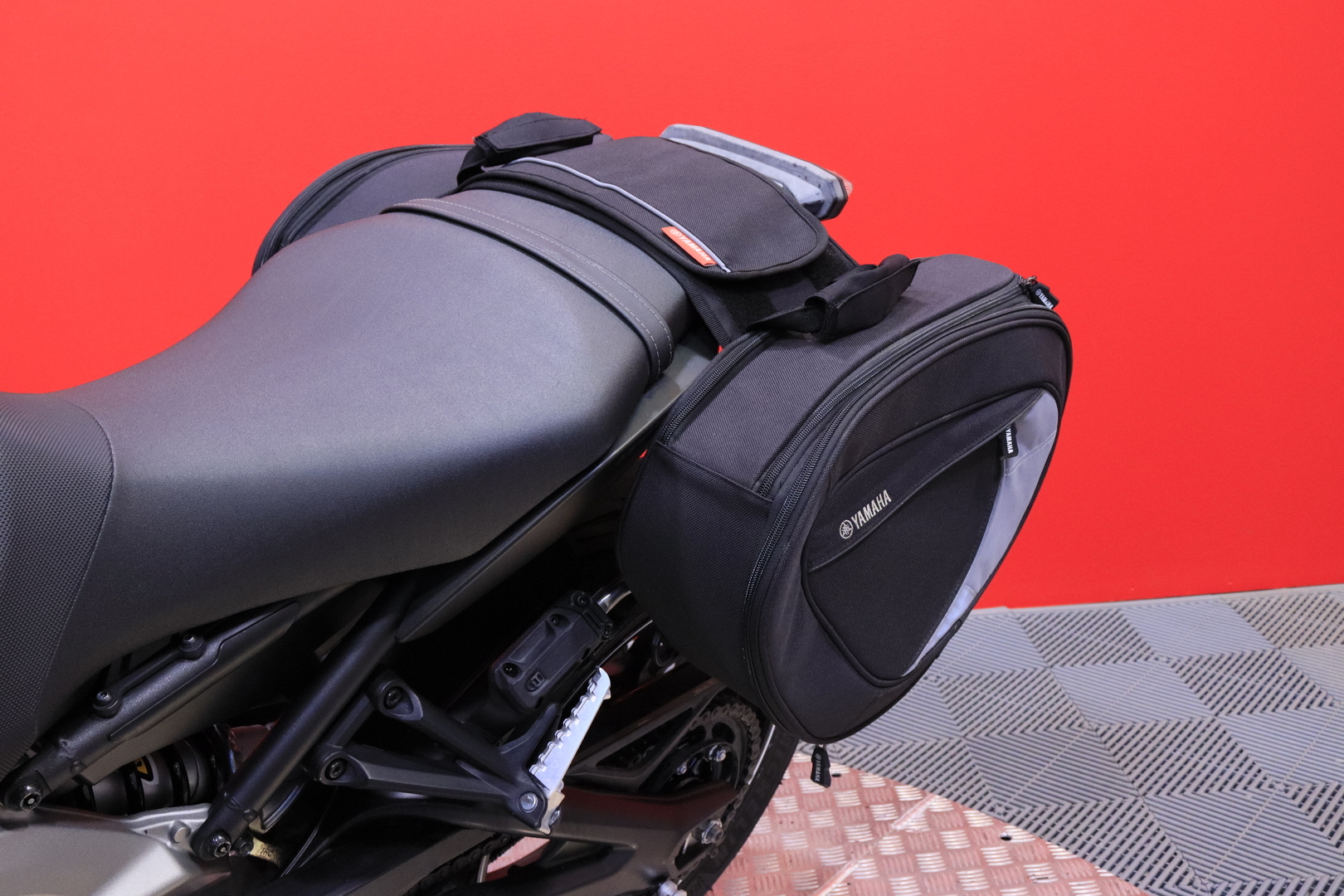 Yamaha - MT-09 - // Suomi-pyörä / Ixil / Huoltokirja // - Moottoripyörä
