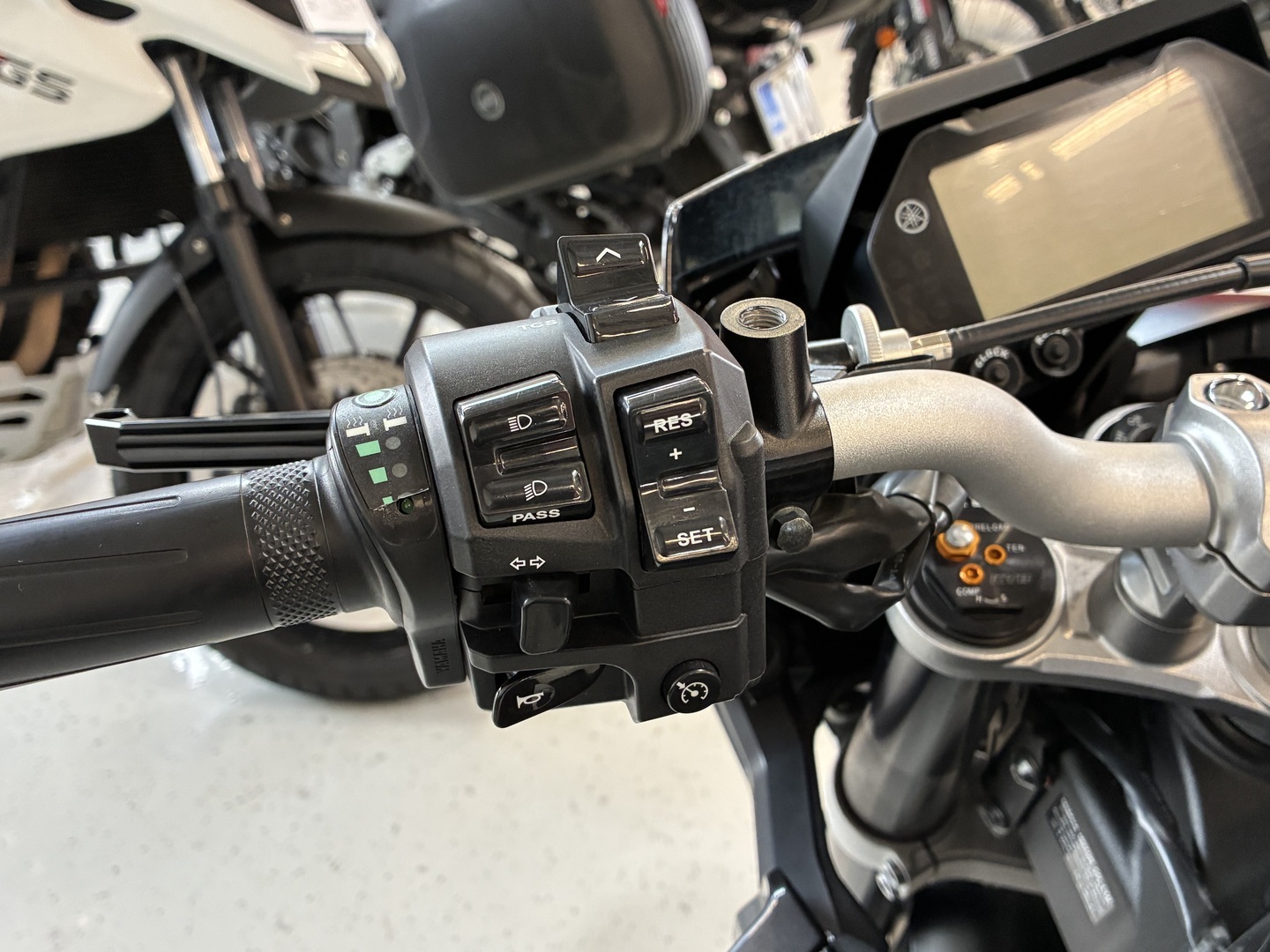 Yamaha - MT-10 - // Huoltokirja / Decat / Shifter / Penkitetty // - Moottoripyörä
