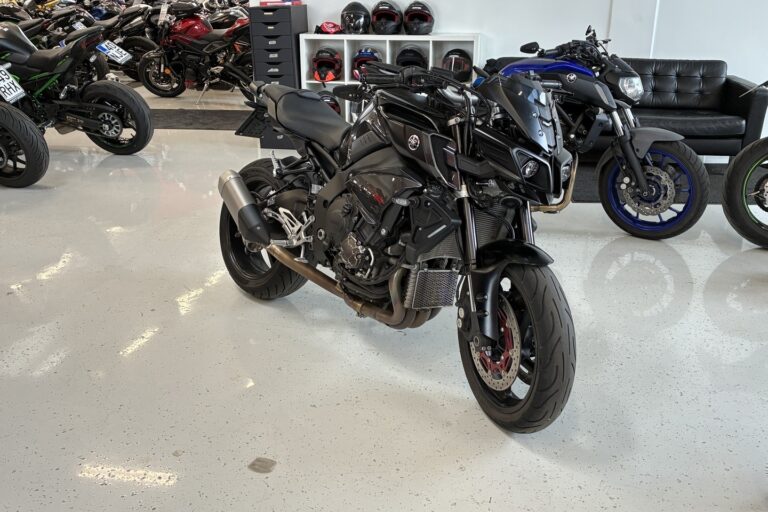 Yamaha - MT-10 - // Huoltokirja / Decat / Shifter / Penkitetty // - Moottoripyörä