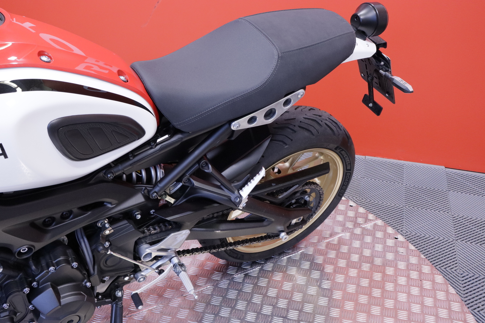Yamaha - XSR - 900 // Suomi-pyörä / Akrapovic / Huoltokirja / Ajomodet // - Moottoripyörä