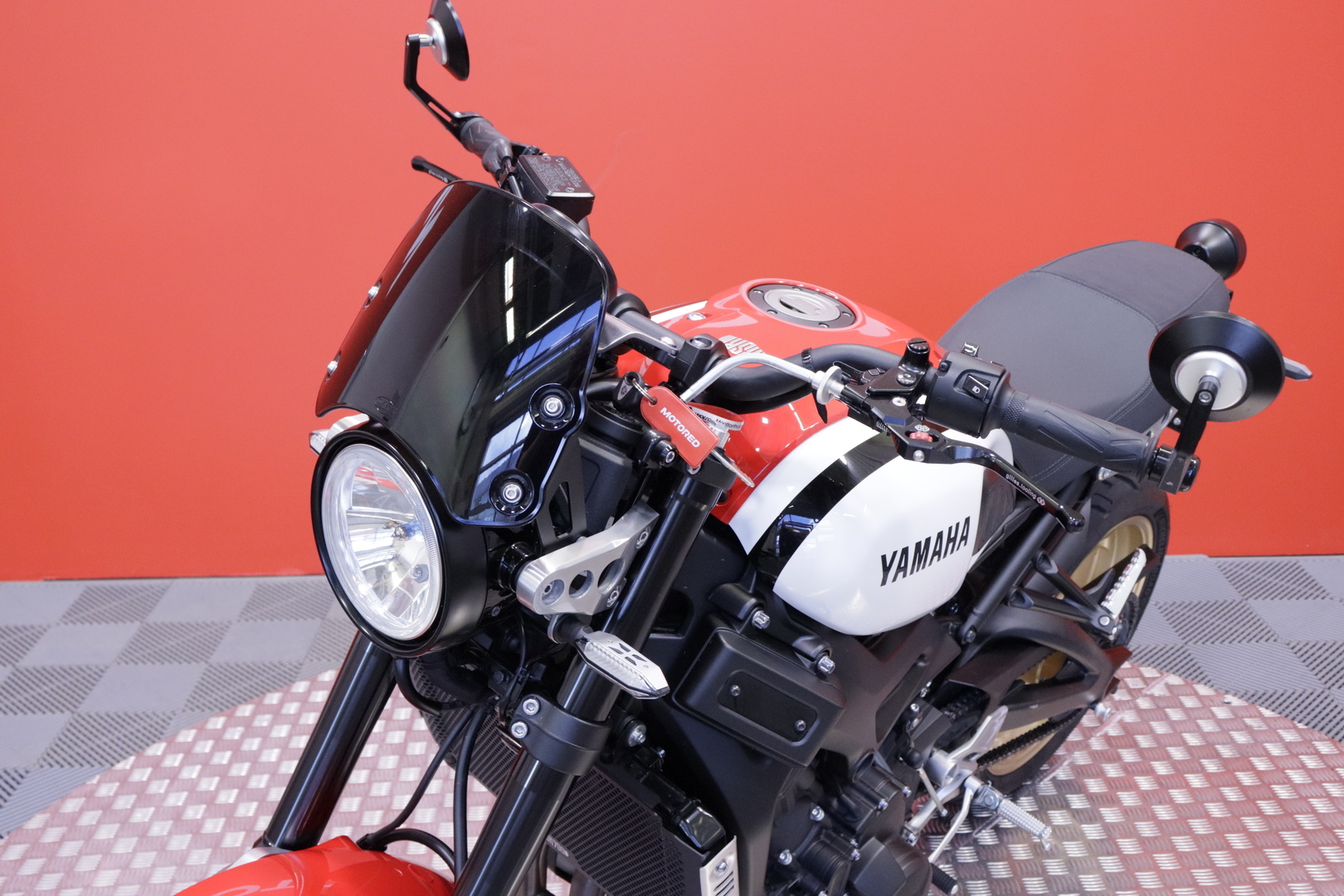 Yamaha - XSR - 900 // Suomi-pyörä / Akrapovic / Huoltokirja / Ajomodet // - Moottoripyörä
