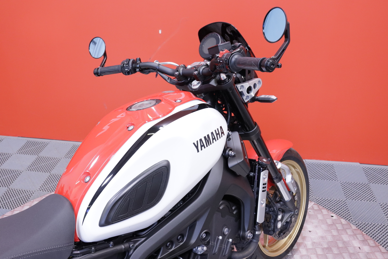 Yamaha - XSR - 900 // Suomi-pyörä / Akrapovic / Huoltokirja / Ajomodet // - Moottoripyörä