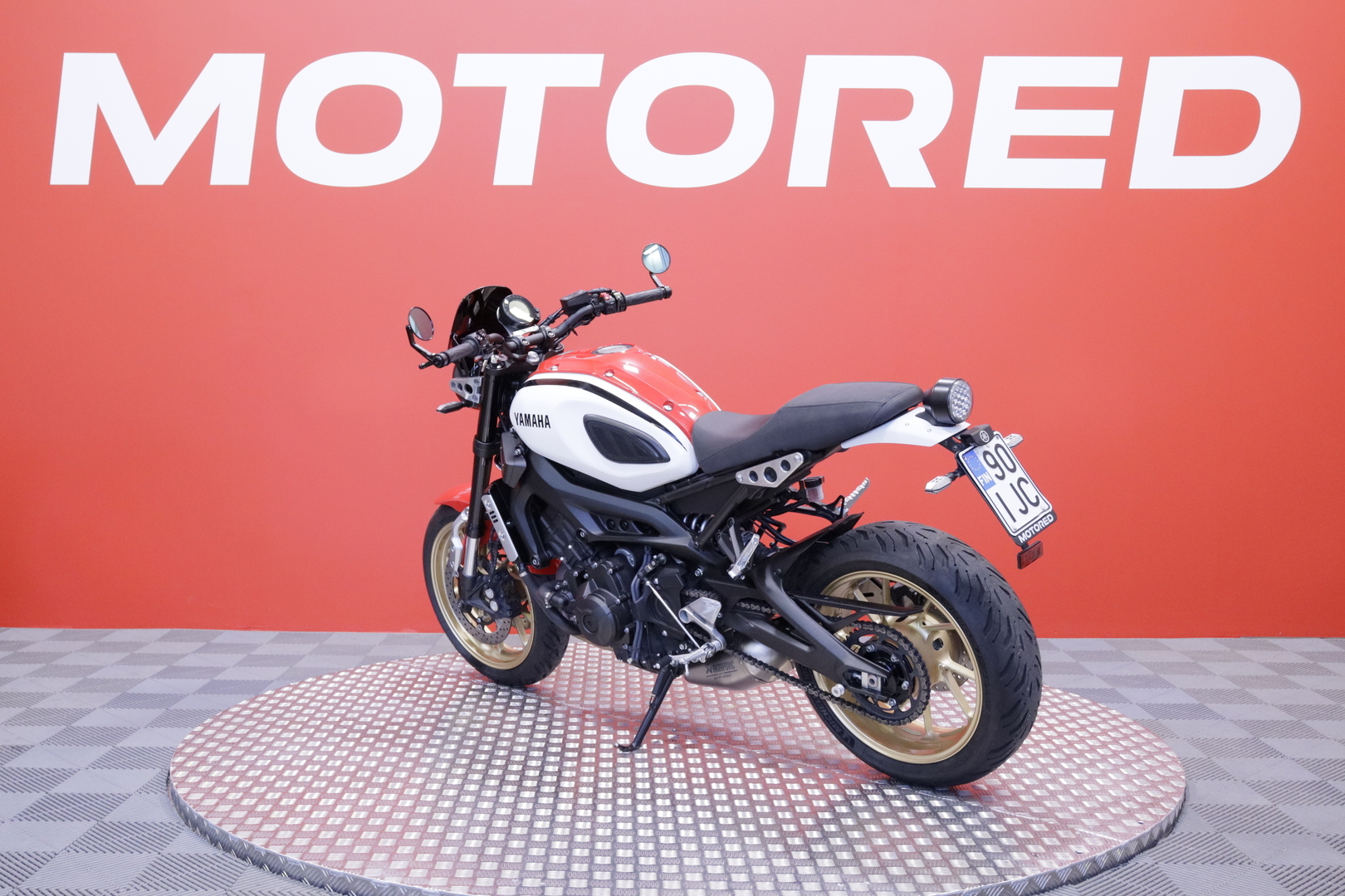 Yamaha - XSR - 900 // Suomi-pyörä / Akrapovic / Huoltokirja / Ajomodet // - Moottoripyörä