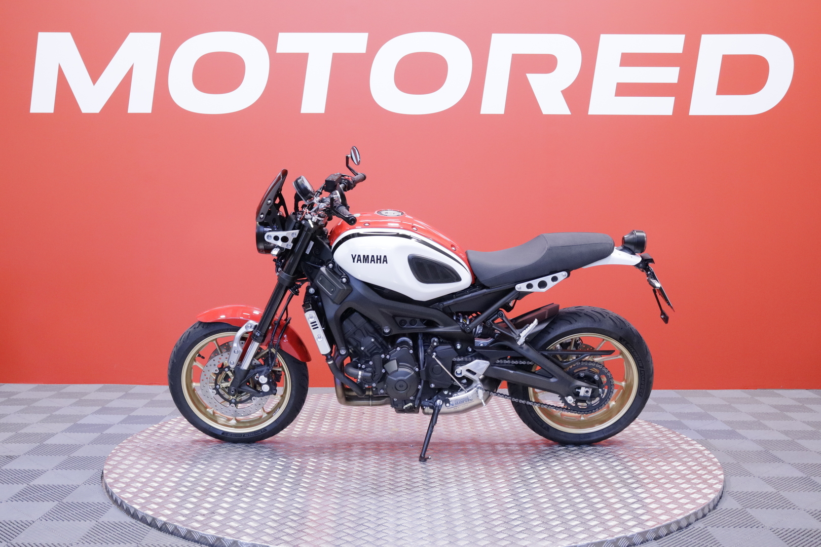 Yamaha - XSR - 900 // Suomi-pyörä / Akrapovic / Huoltokirja / Ajomodet // - Moottoripyörä