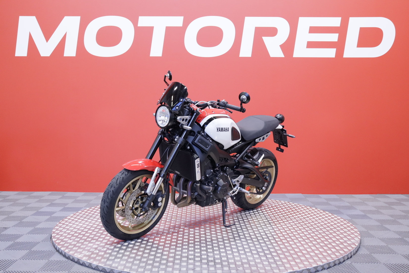 Yamaha - XSR - 900 // Suomi-pyörä / Akrapovic / Huoltokirja / Ajomodet // - Moottoripyörä
