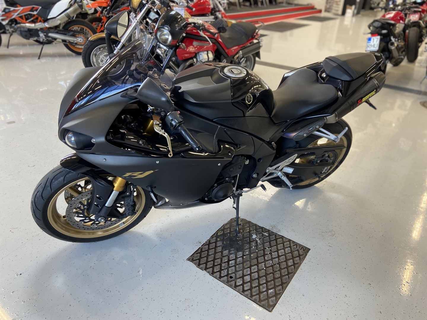 Yamaha - YZF-R1 - // Akrapovic / Huoltokirja / Suomi-pyörä // - Moottoripyörä