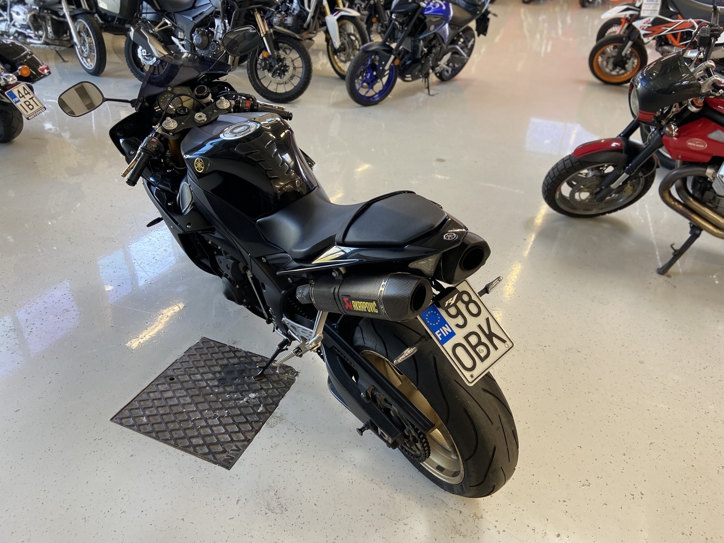 Yamaha - YZF-R1 - // Akrapovic / Huoltokirja / Suomi-pyörä // - Moottoripyörä