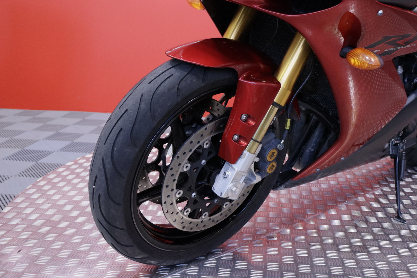Yamaha - YZF-R1 - // Siisti! / Ohjausiskunvaimennin / Kaatumatapit // - Moottoripyörä
