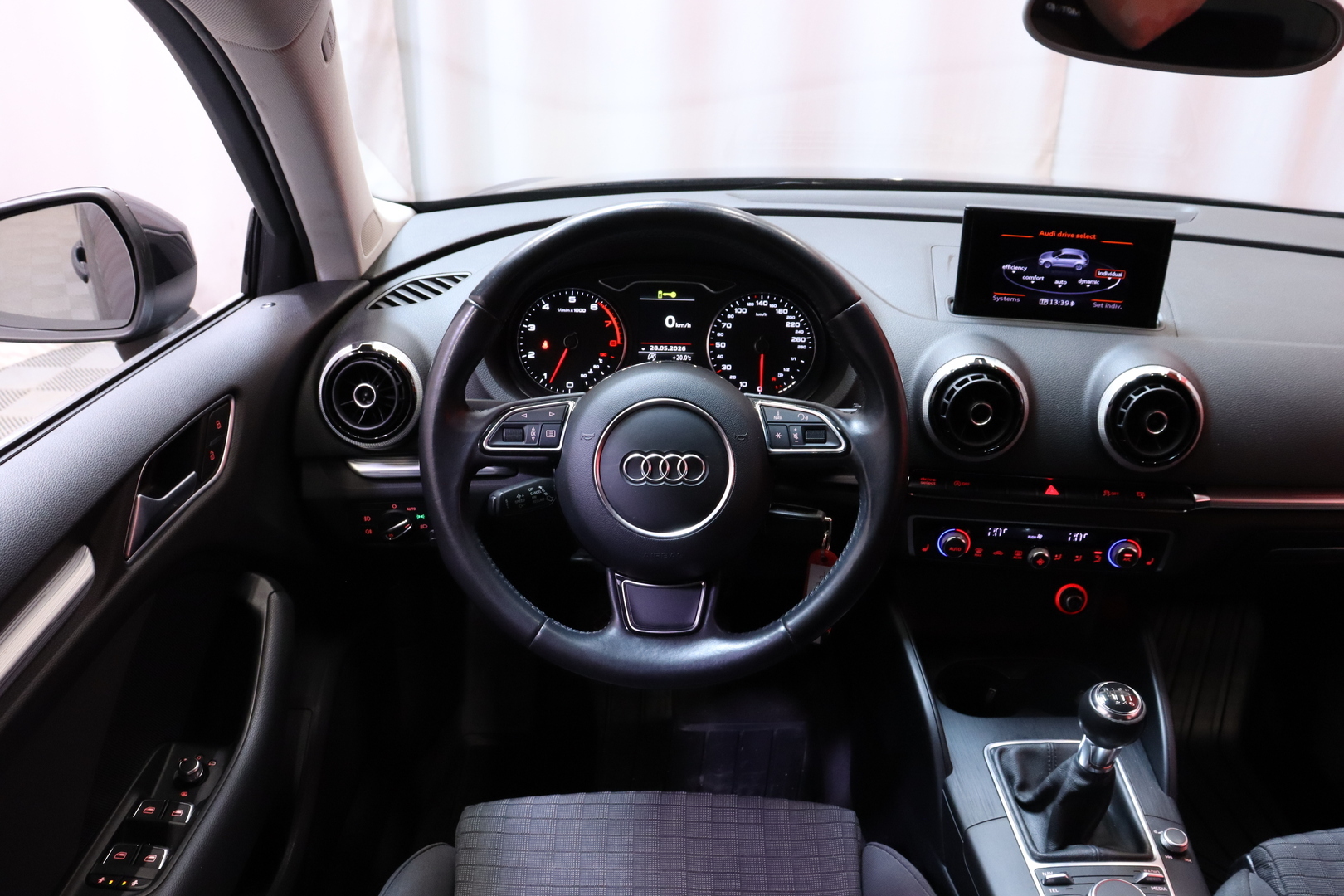 Audi - A3 - Sportback Business Sport 1,4 TFSI 90 kW // Bluetooth / Vakkari / Vetokoukku / Xenon / Automaatti-ilmastointi // - Viistoperä