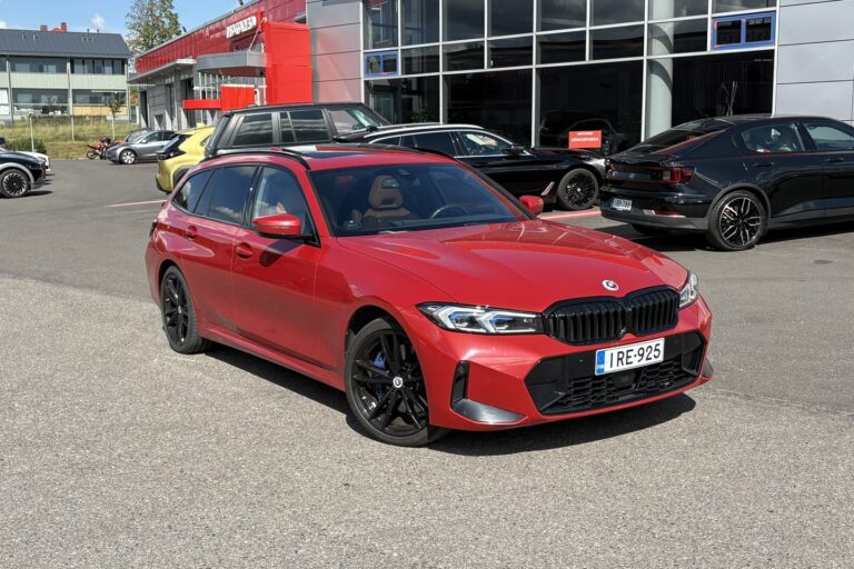 BMW - 330 - G21 Touring 330e xDrive A Charged Edition M Sport - Farmari