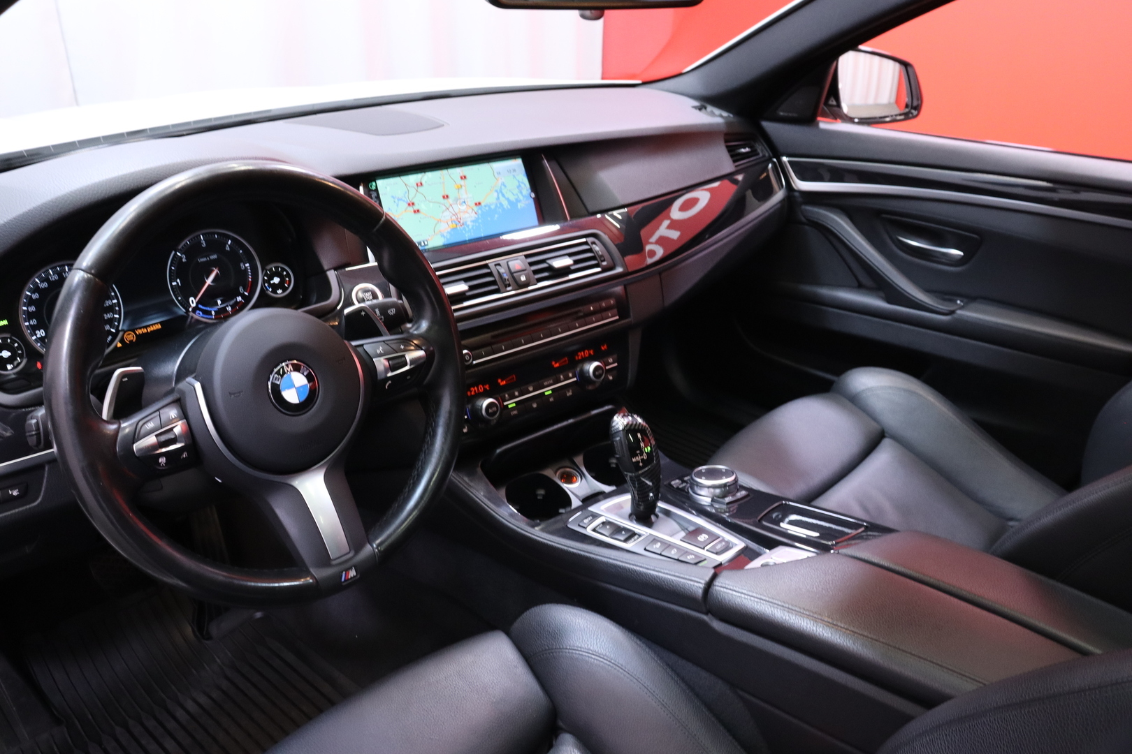 BMW - 520 - F11 Touring 520d A xDrive Business / KATSO MITKÄ VARUSTEET!! / Night Vision / Webasto / ACC / HUD / Navi / Comfort Access // - Farmari