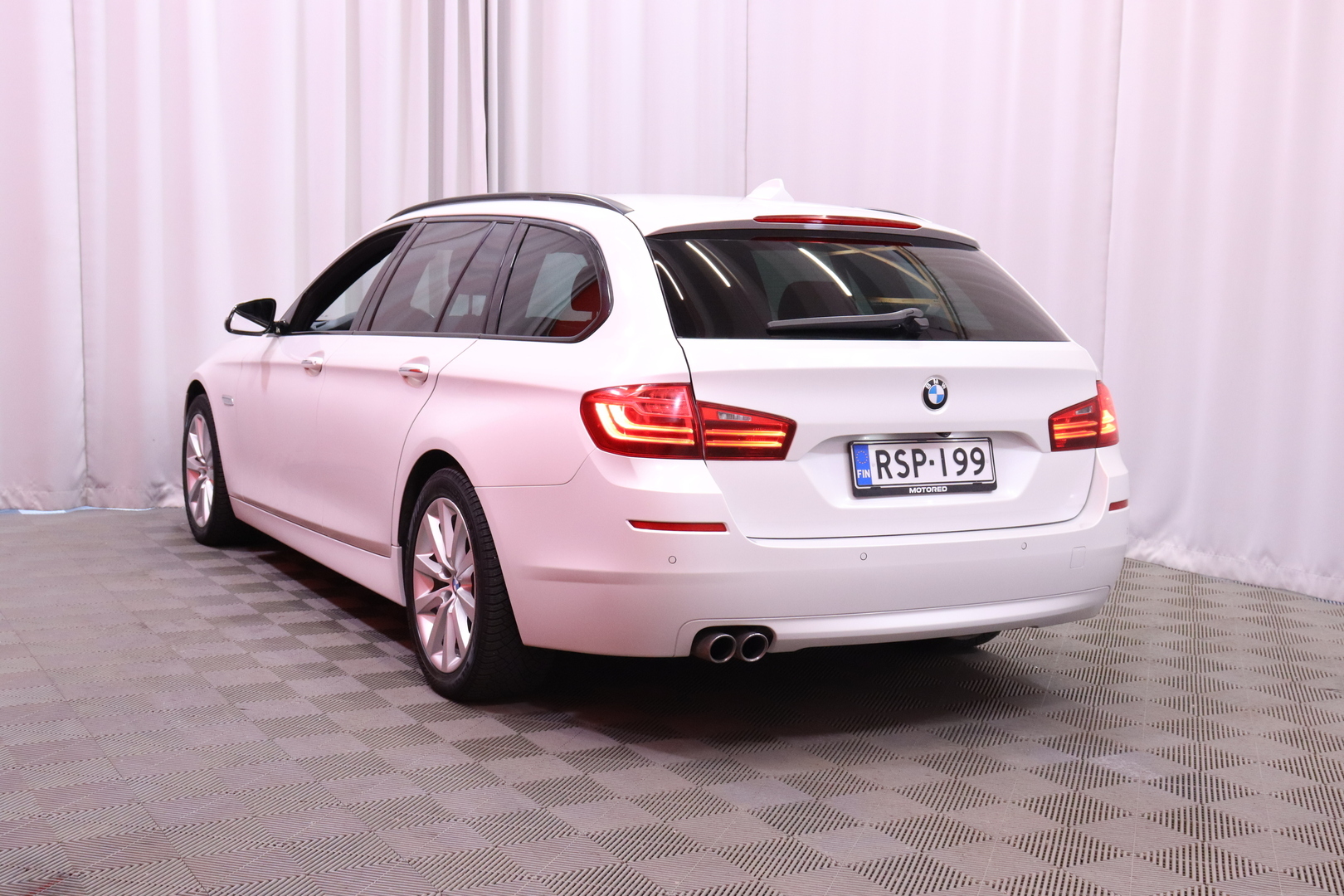 BMW - 520 - F11 Touring 520d A xDrive Business / KATSO MITKÄ VARUSTEET!! / Night Vision / Webasto / ACC / HUD / Navi / Comfort Access // - Farmari