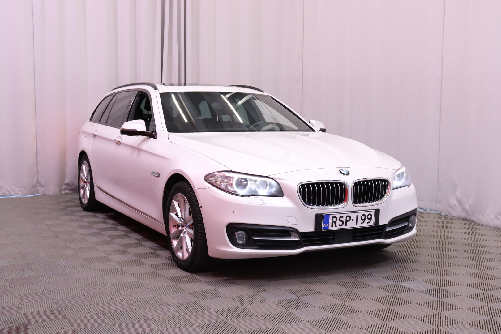 BMW - 520 - F11 Touring 520d A xDrive Business / KATSO MITKÄ VARUSTEET!! / Night Vision / Webasto / ACC / HUD / Navi / Comfort Access // - Farmari