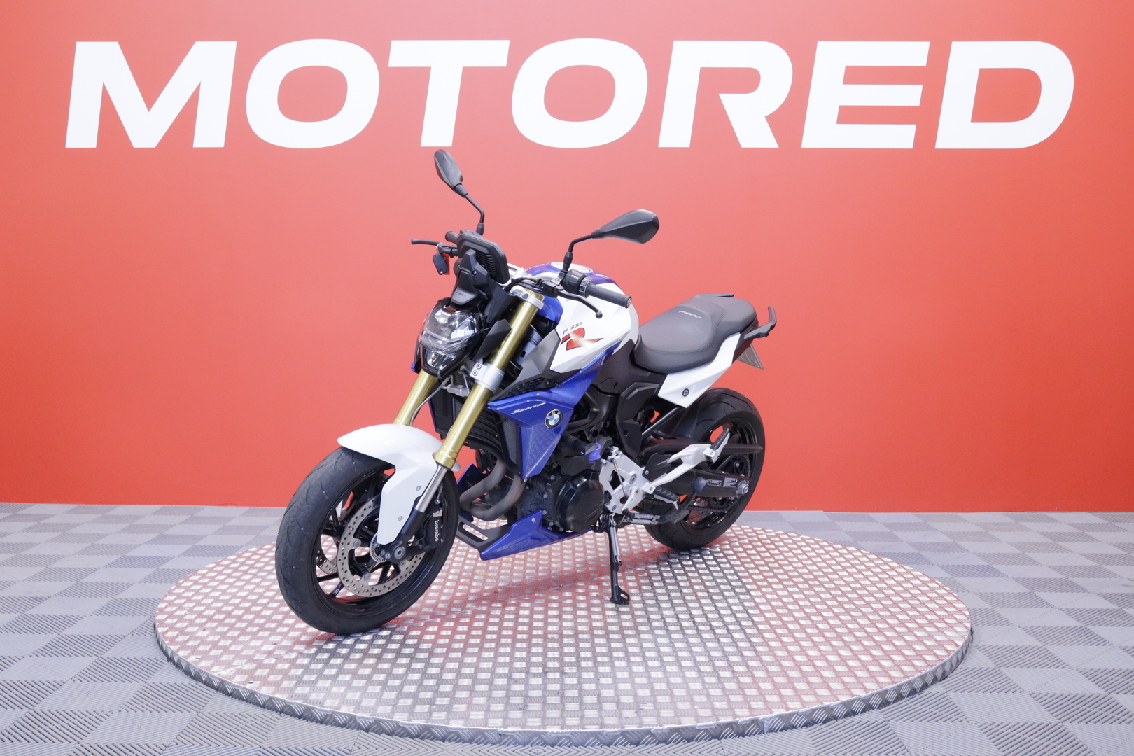 BMW - F - 900R // Suomi-pyörä / Huoltokirja / MIVV / Ajomodet / Kaatumatapit // - Moottoripyörä