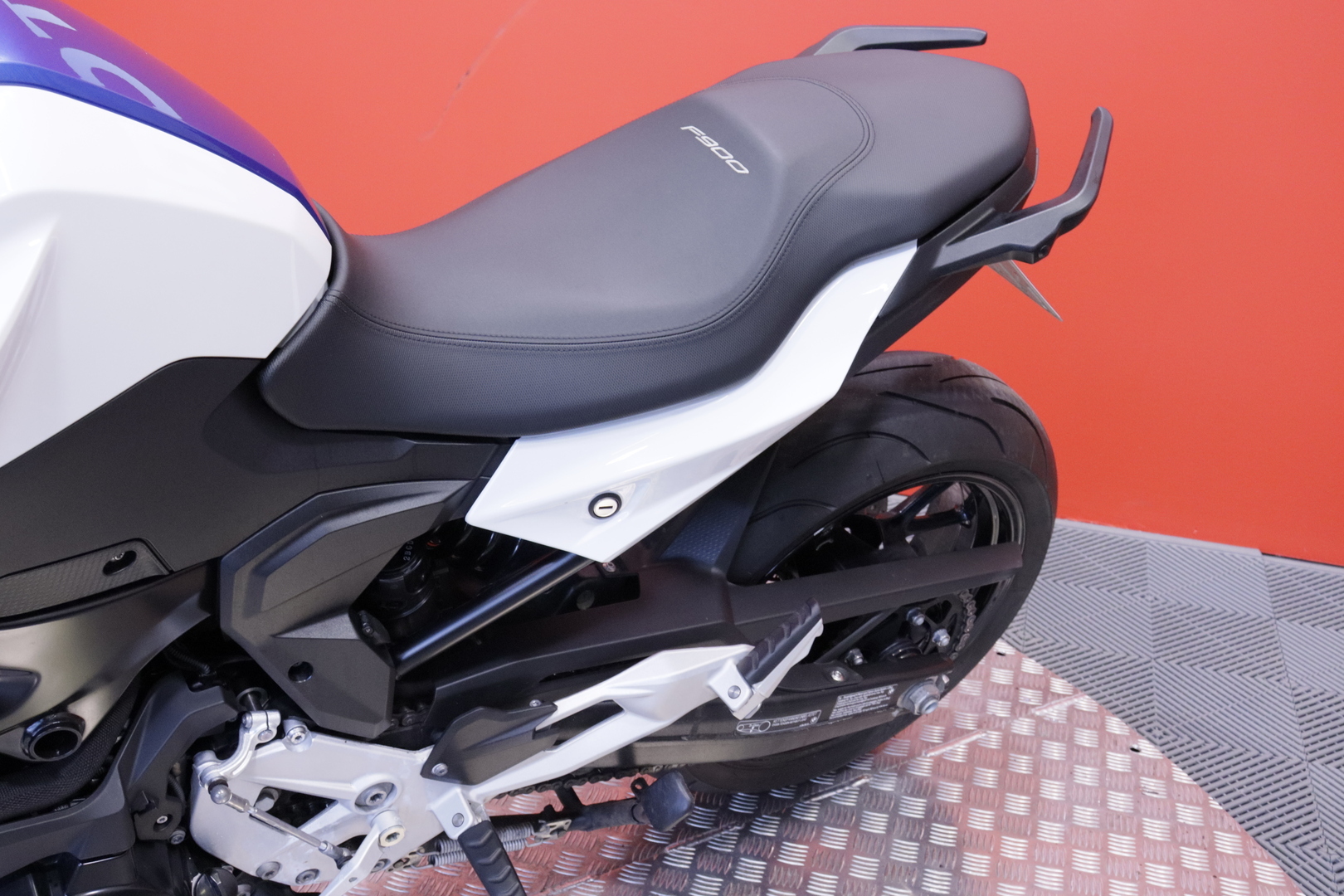 BMW - F - 900R // Suomi-pyörä / Huoltokirja / MIVV / Ajomodet / Kaatumatapit // - Moottoripyörä