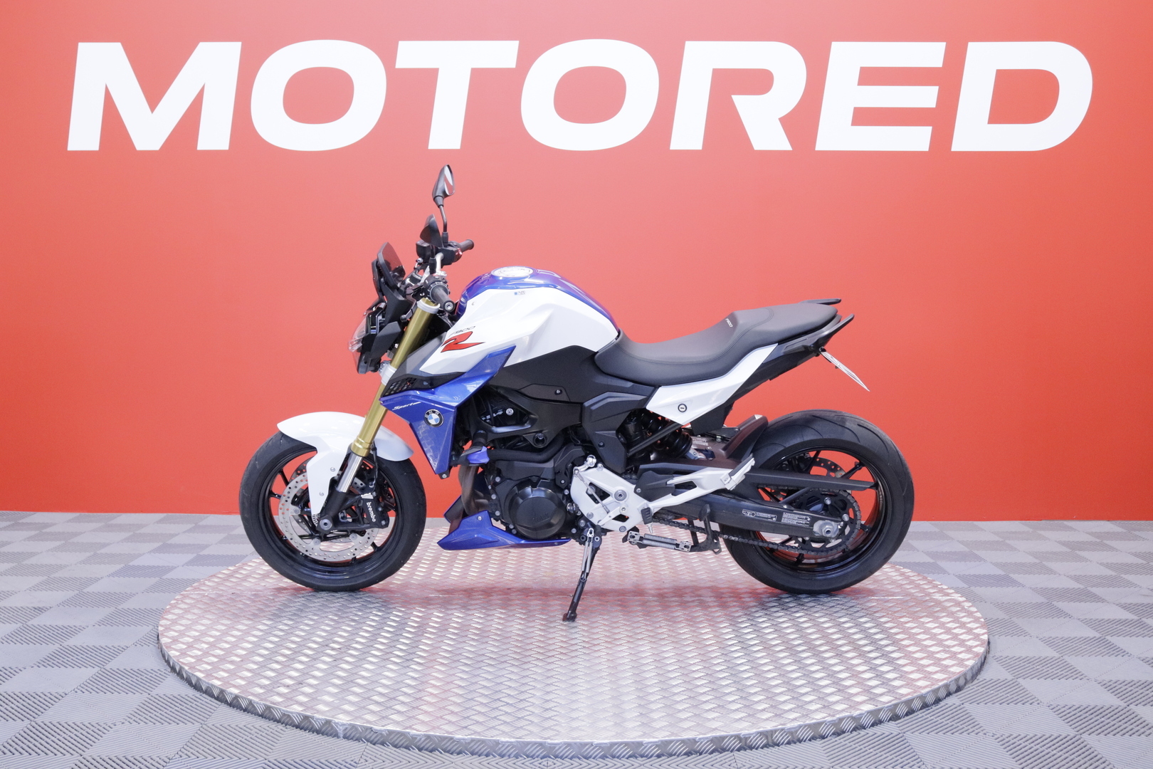 BMW - F - 900R // Suomi-pyörä / Huoltokirja / MIVV / Ajomodet / Kaatumatapit // - Moottoripyörä