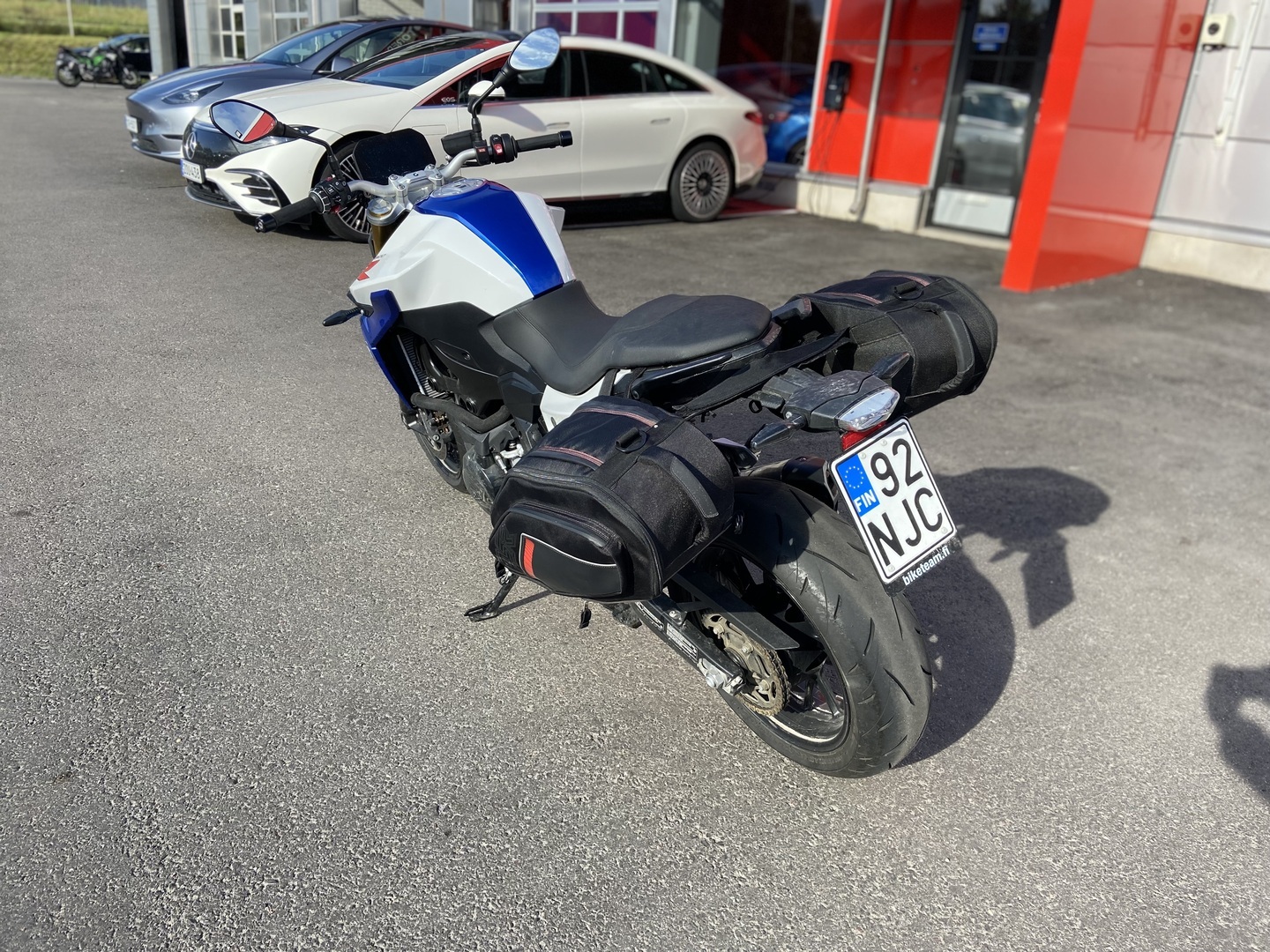 BMW - F - 900R // Vaihtoehto uudelle / Sivulaukut / Suomi-pyörä // - Moottoripyörä
