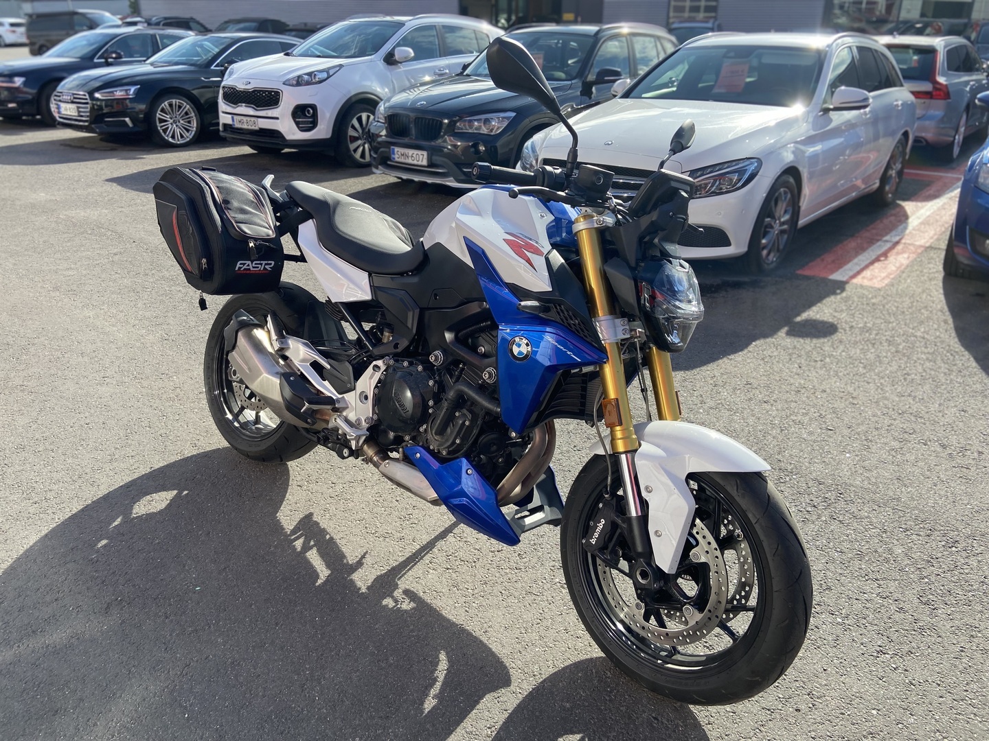 BMW - F - 900R // Vaihtoehto uudelle / Sivulaukut / Suomi-pyörä // - Moottoripyörä