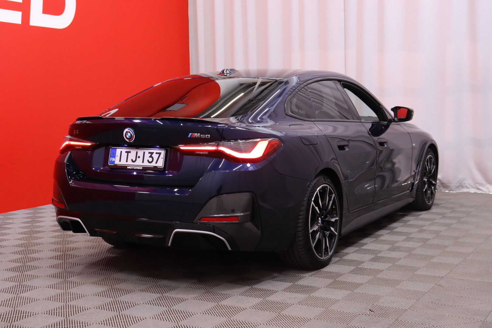 BMW - I4 M50 - M Sport PRO / Huippuvarusteet! / Kattoluukku / Laser / DAP/ M Carbon / Harman Kardon / Koukku / Comfort Access / - Sedan