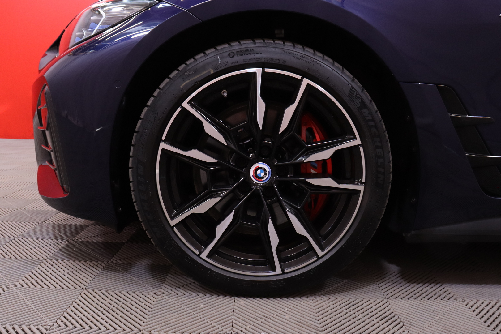 BMW - I4 M50 - M Sport PRO / Huippuvarusteet! / Kattoluukku / Laser / DAP/ M Carbon / Harman Kardon / Koukku / Comfort Access / - Sedan