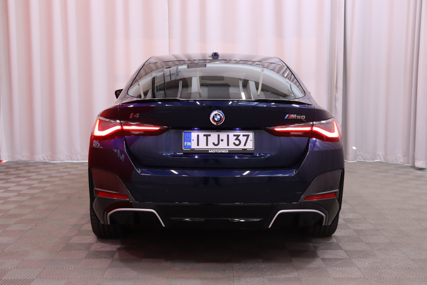 BMW - I4 M50 - M Sport PRO / Huippuvarusteet! / Kattoluukku / Laser / DAP/ M Carbon / Harman Kardon / Koukku / Comfort Access / - Sedan