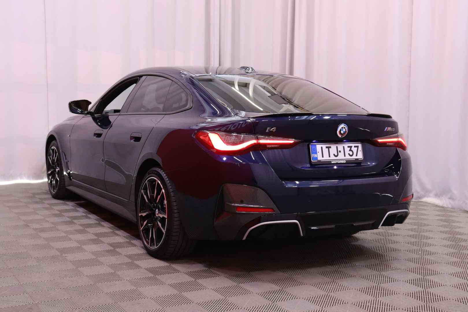 BMW - I4 M50 - M Sport PRO / Huippuvarusteet! / Kattoluukku / Laser / DAP/ M Carbon / Harman Kardon / Koukku / Comfort Access / - Sedan