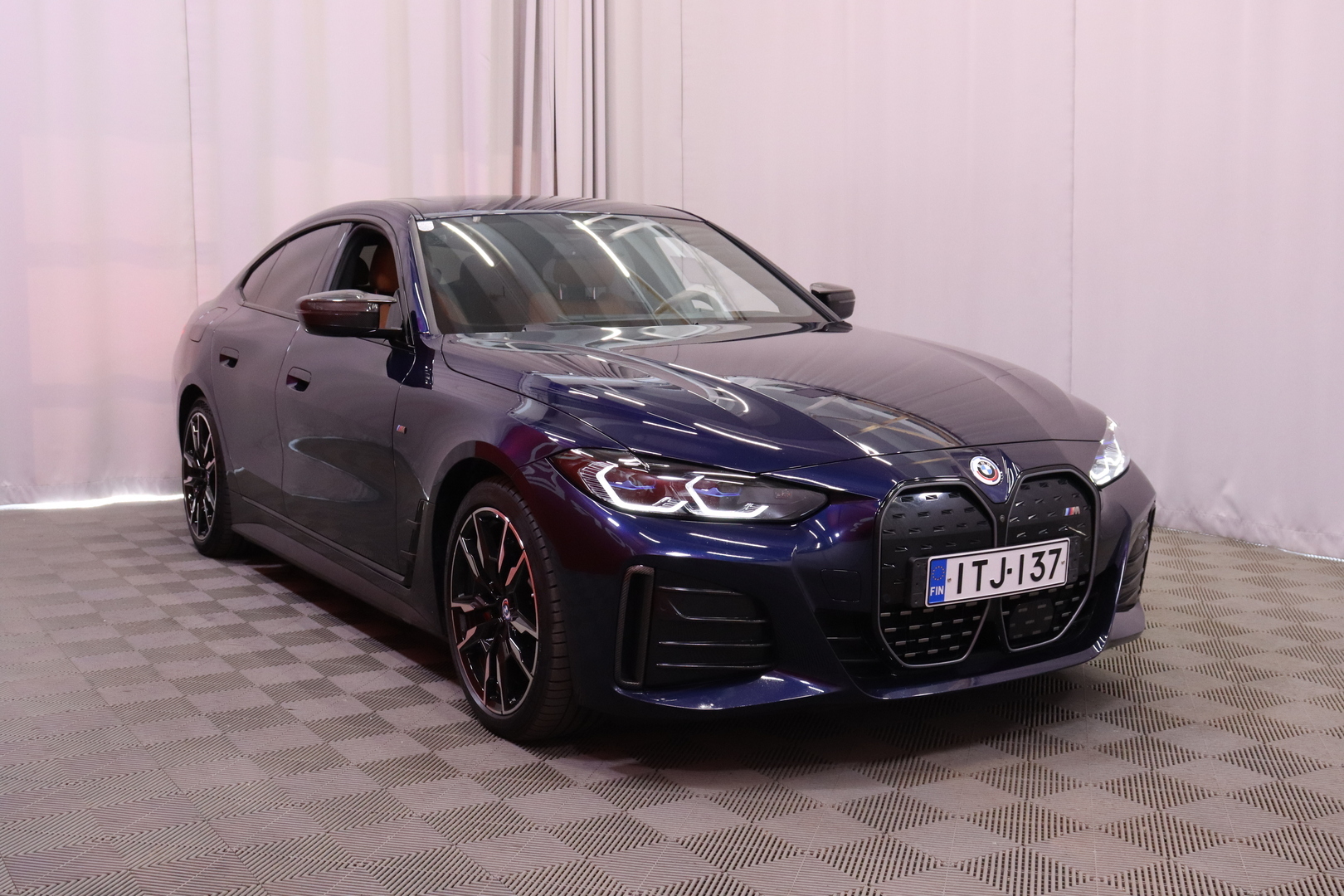 BMW - I4 M50 - M Sport PRO / Huippuvarusteet! / Kattoluukku / Laser / DAP/ M Carbon / Harman Kardon / Koukku / Comfort Access / - Sedan