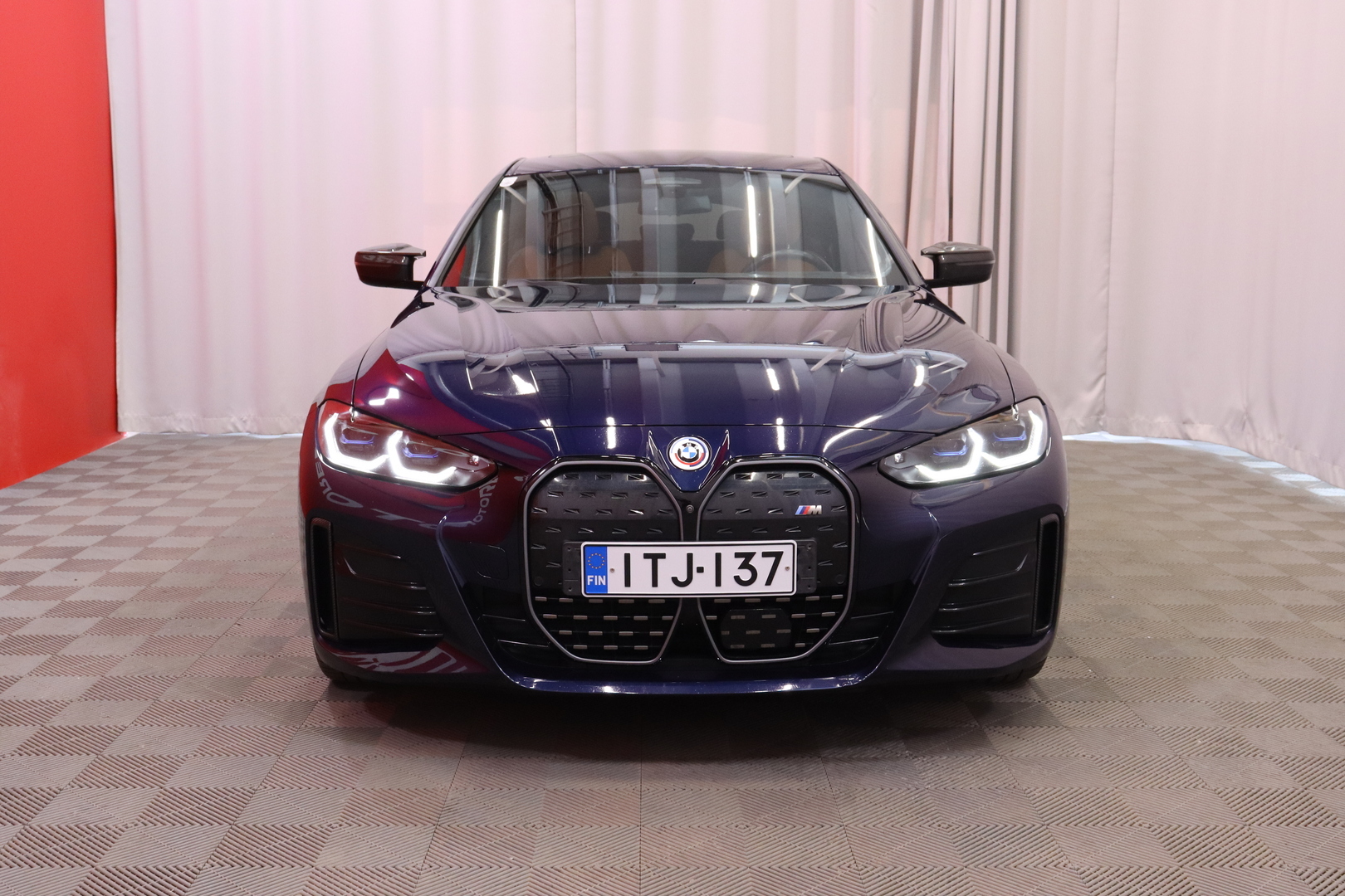 BMW - I4 M50 - M Sport PRO / Huippuvarusteet! / Kattoluukku / Laser / DAP/ M Carbon / Harman Kardon / Koukku / Comfort Access / - Sedan