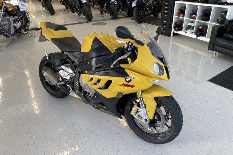 BMW - S - 1000RR // Juuri saapunut! / Suomi-pyörä / Huoltokirja / Akrapovic / Shifter / Ajomodet // - Moottoripyörä