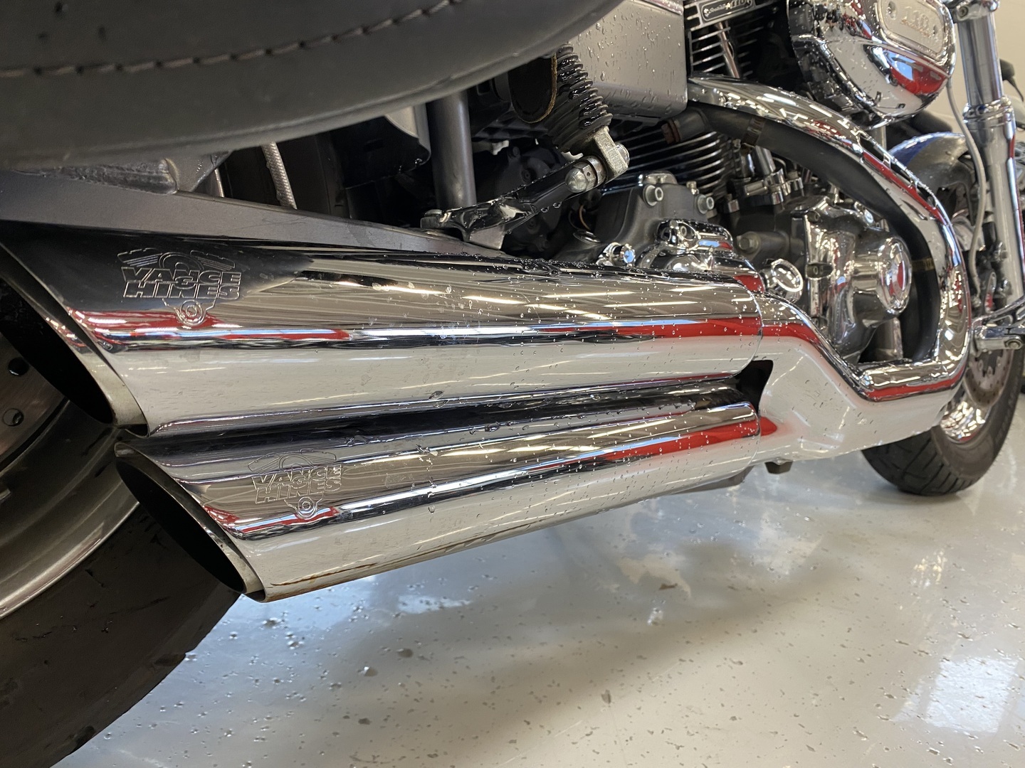 Harley-Davidson - CVO - FAT BOB FXDFSE // Suomi CVO / Nostajat tehty / Huoltokirja / Hieno alkup kuntoinen // - Moottoripyörä