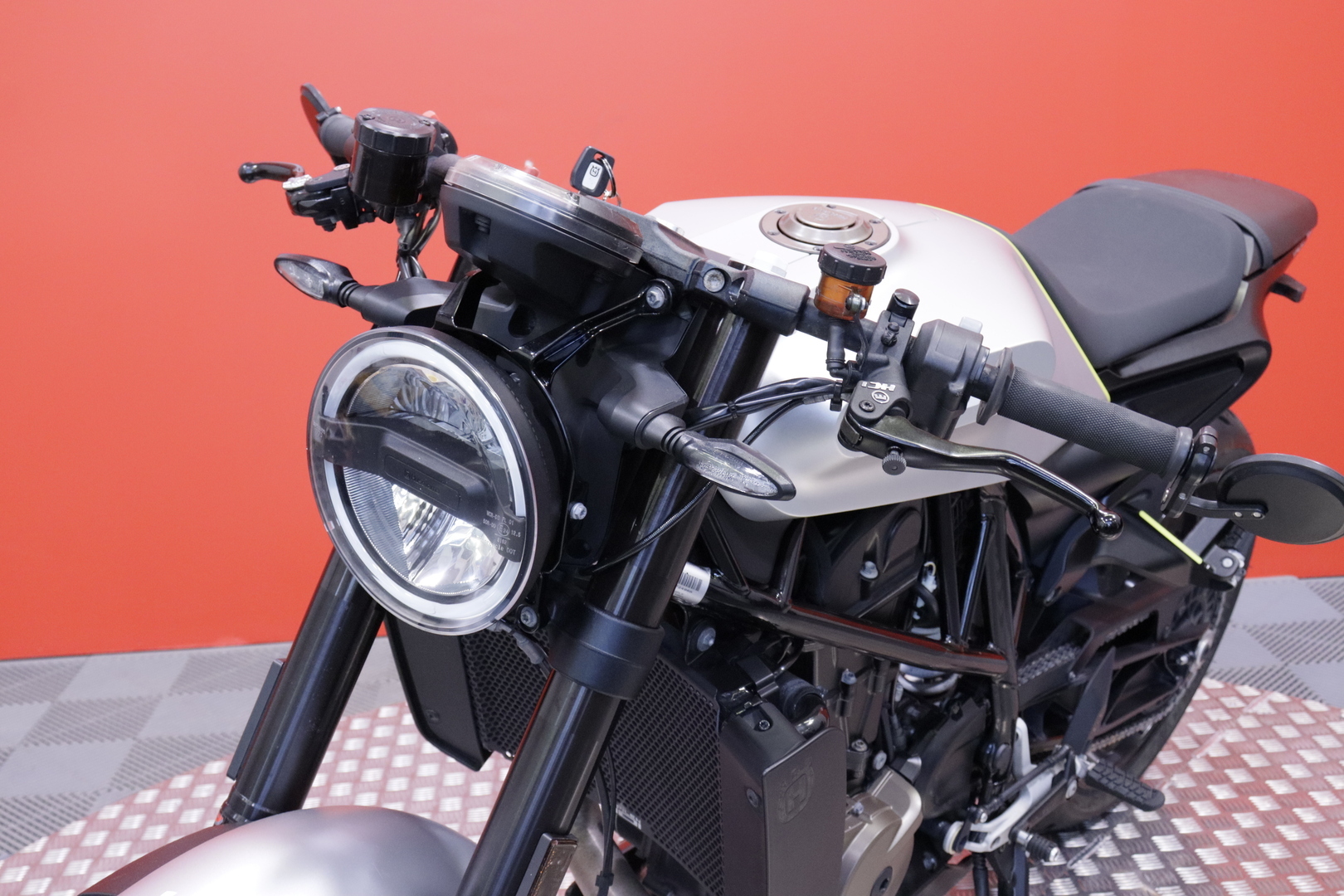 Husqvarna - VITPILEN - 701 // Huoltokirja / TC / ABS // - Moottoripyörä