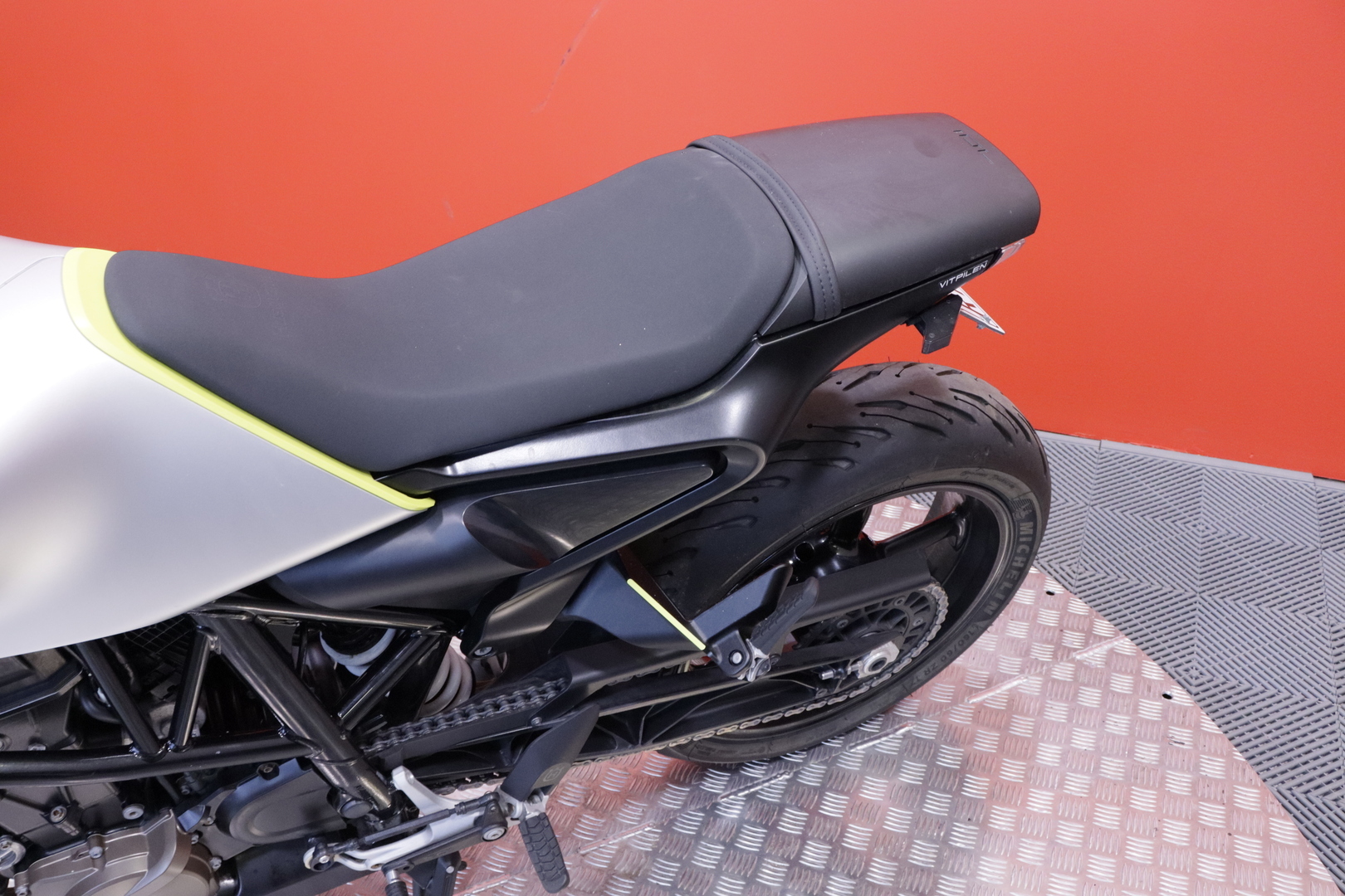 Husqvarna - VITPILEN - 701 // Huoltokirja / TC / ABS // - Moottoripyörä