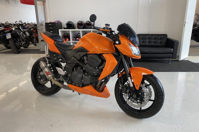 Kawasaki - Z - 750 // Suomi-pyörä / Huoltokirja / Dominator // - Moottoripyörä