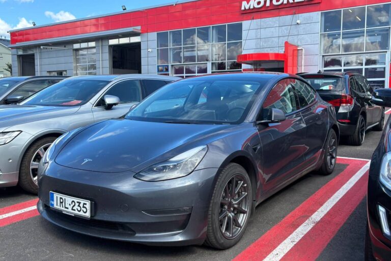 Tesla - Model 3 - Long Range - Sedan