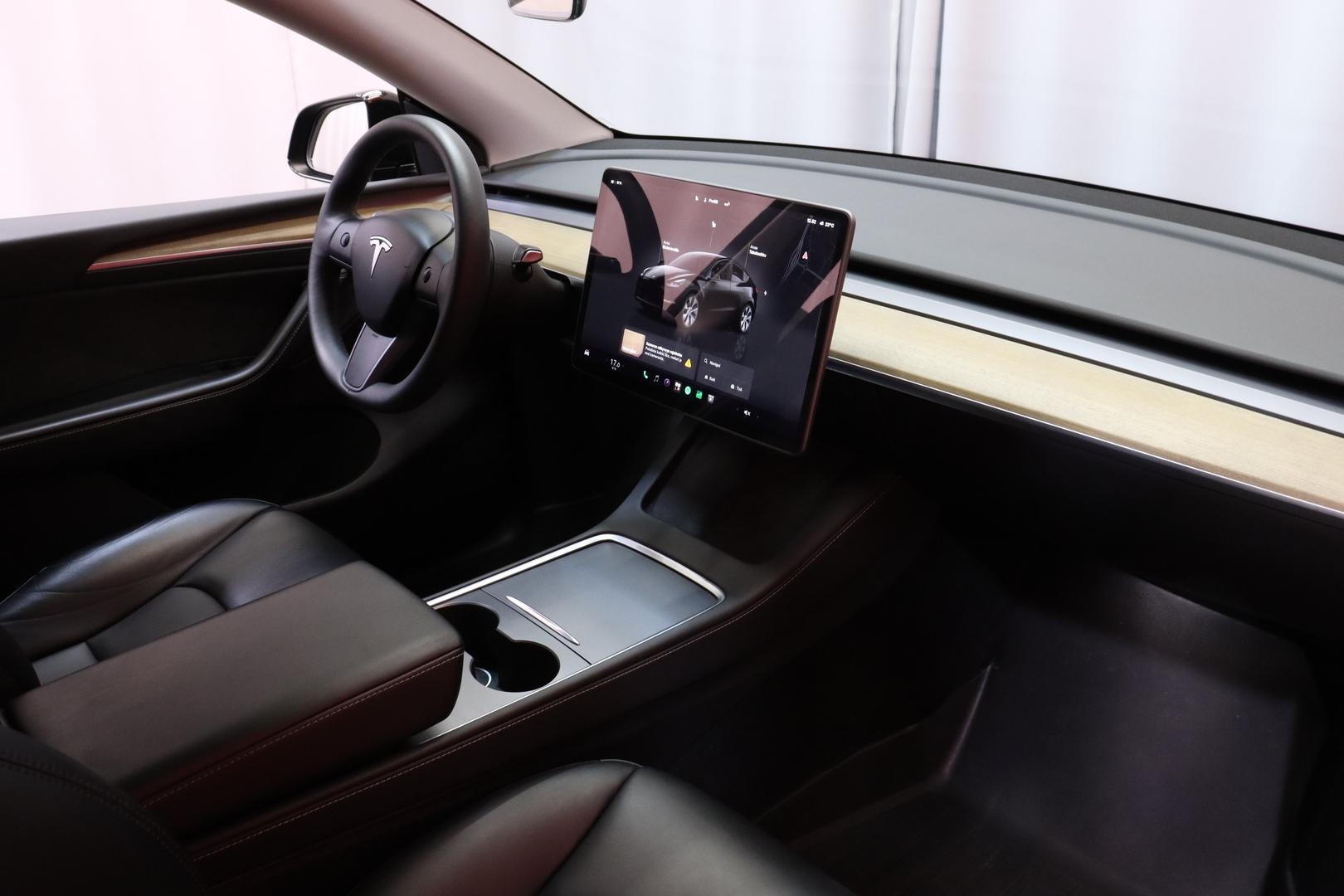 Tesla - Model Y - Long Range AWD / Koukku / 2x renkaat ja vanteet / AMD Ryzen / Lasikatto / Premium Audio / - Maastoauto