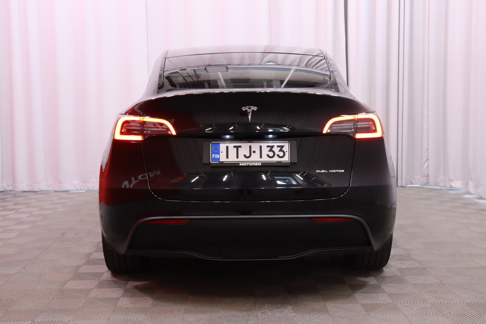 Tesla - Model Y - Long Range AWD / Koukku / 2x renkaat ja vanteet / AMD Ryzen / Lasikatto / Premium Audio / - Maastoauto